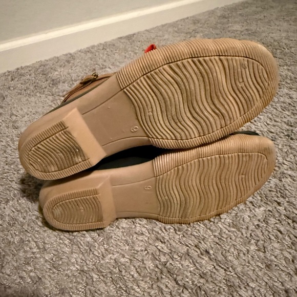 Stylish Women's Black and Brown Winter Boots with Red Laces - Picture 4 of 5